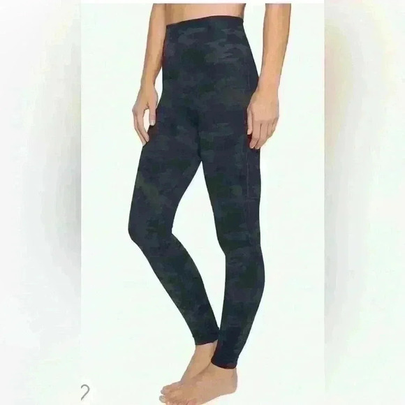 Spanx Look  At Me Now Seamless Leggings- Black Camo size M - Picture 4 of 7